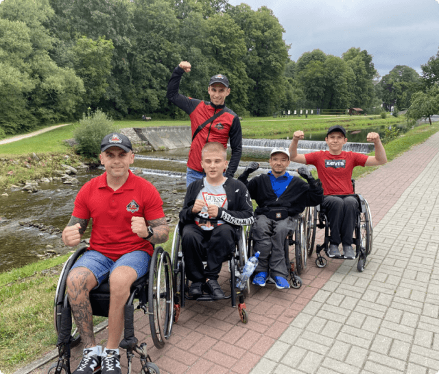 grupa zawodników boxu na wózkach