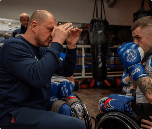 grupa zawodników boxu na wózkach