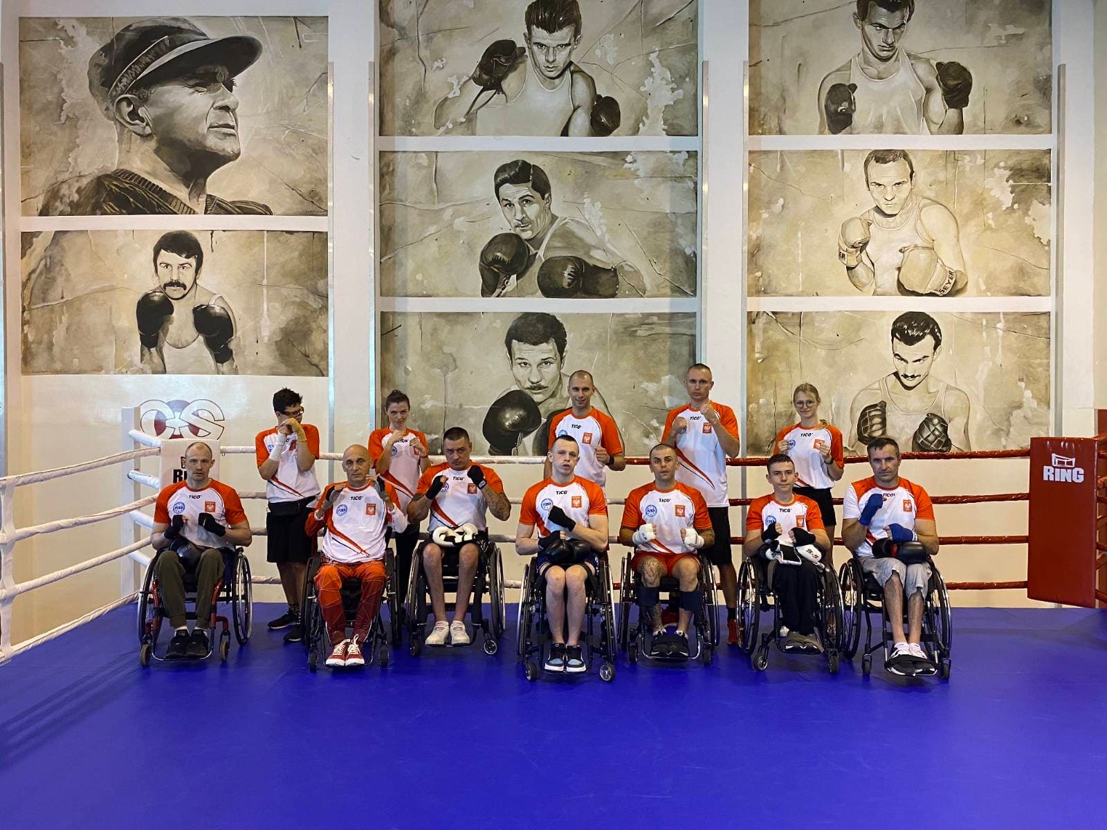 grupa zawodników na zawodach